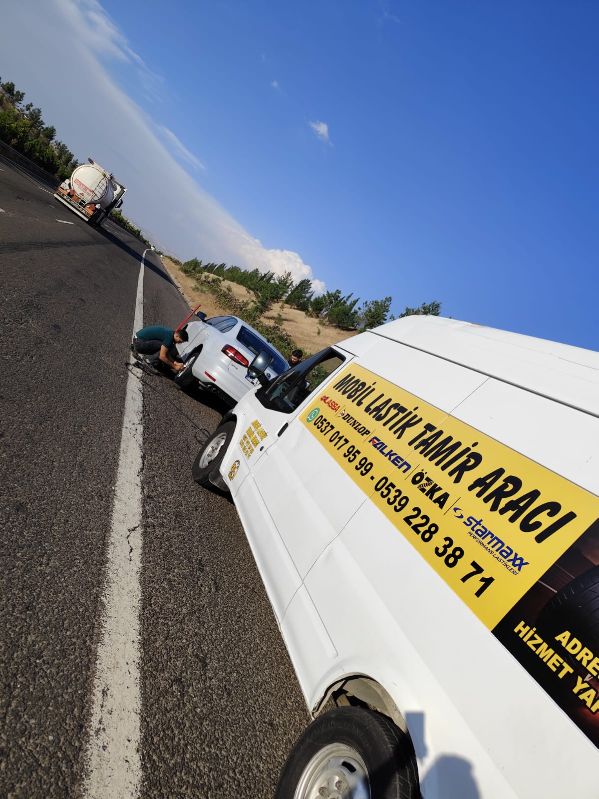 Mobil lastik tamir ekibi otoyolda