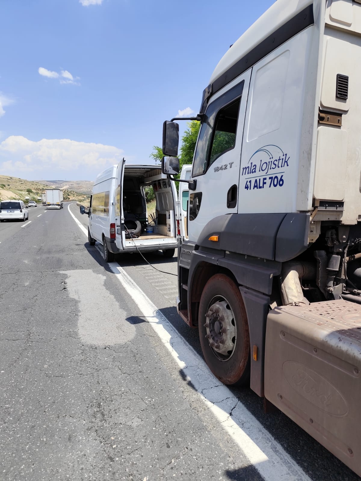 Otoyolda tır lastik müdahalesi
